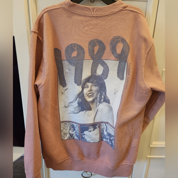 1989 (Taylor's Version) Pink Crewneck - Picture 2 of 3